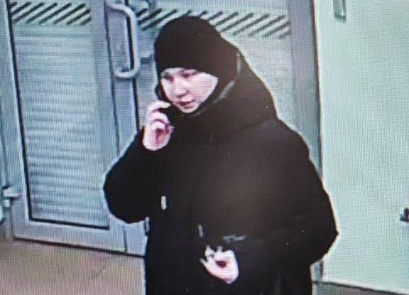 Молодая норильчанка отдала мошенникам 1 млн, подожгла банкомат и пойдет под суд В Норильске будут судить 23-летнюю горожанку, которая по заданию телефонных мошенников подожгла банкомат, сообщили в прокуратуре. В октябре 2024 года в телеграме с ней связался мужчина и в ходе переписки путем обмана похитил у нее 1 млн руб. Девушка была в отчаянии и, когда через 2 месяца злоумышленник снова написал, согласилась делать всё, что он говорил. За обещание вернуть деньги она должна была поджечь банкомат. На осуществление этого дела преступник прислал ей 5 тысяч рублей. Девушка купила всё необходимое для поджога, отправилась по указанному организатором теракта адресу, разлила горючую жидкость на банкомат и зажгла огонь. Девушку обвинили в умышленном уничтожении и повреждении чужого имущества путем поджога. Ущерб оценили в сумму более 800 тыс. руб. Дело направлено в суд. В отношении организатора преступления возбуждено уголовное дело о склонении к террористическому акту. Newslab