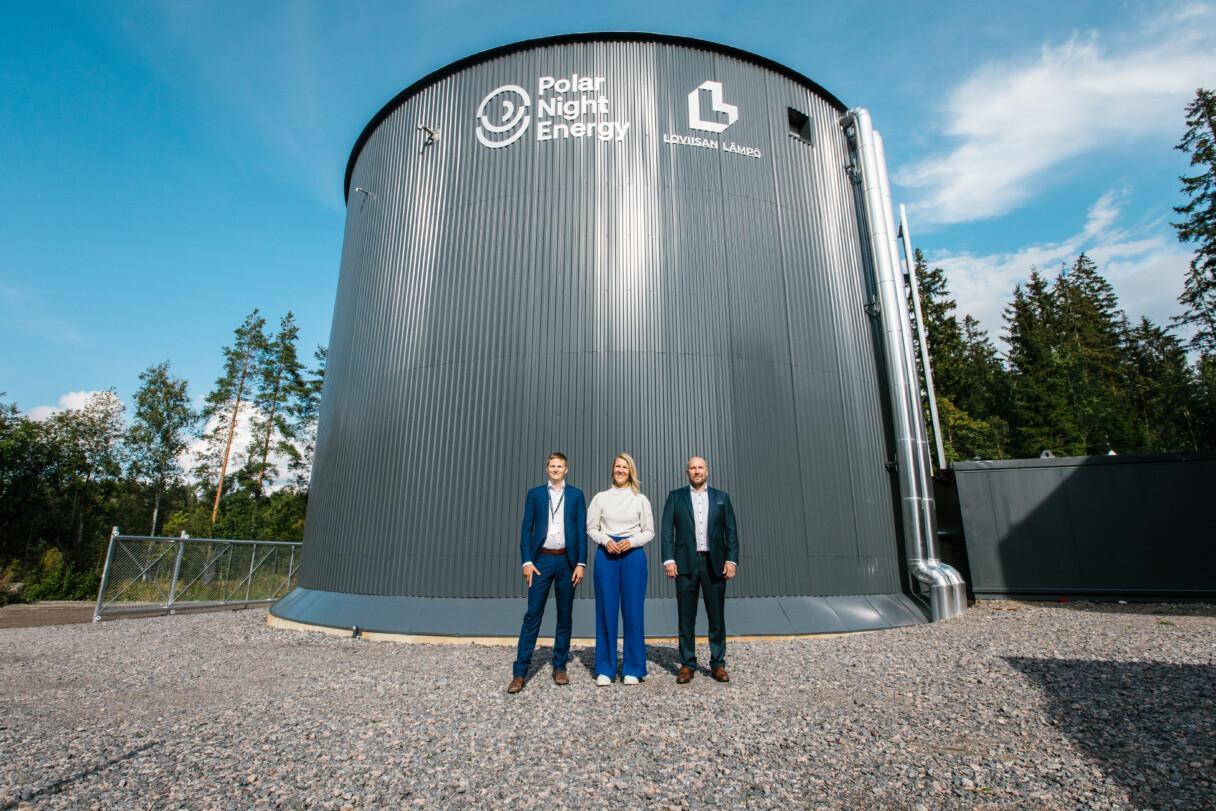 Финляндия ввела в строй крупнейшее теплохранилище из песка Финская Polar Night Energy провела торжественную церемонию открытия крупнейшего в мире песочного хранилища энергии Речь идет о проекте мощностью 1 МВт который был реализован в муниципалитете Порнайнен на юге страны Хранилище представляет собой цилиндрический резервуар высотой почти 13 метров и диаметром 15 метров который содержит 2000 тонн измельченного талькохлорита горной породы отличающейся высокой теплоемкостью Резервуар оснащен теплообменными трубами форма которых напоминает разжатую пружину Цикл теплоснабжения состоит из трех этапов В часы низкого спроса дешевая электроэнергия из общей сети подается на резистивный нагреватель который раскаляет воздух до 500 600 градусов Цельсия Этот воздух направляется в резервуар где талькохлорит нагревается до той же температуры что приводит к образованию тепловой энергии Для ее извлечения трубы внутри резервуара продуваются холодным воздухом в результате по отводящей трубе поступает тепло которое можно использовать для теплоснабжения или выработки электроэнергии Проект позволил заместить мощности котельной на щепе преобразовавшей древесные отходы в тепловую энергию Высокое напряжение