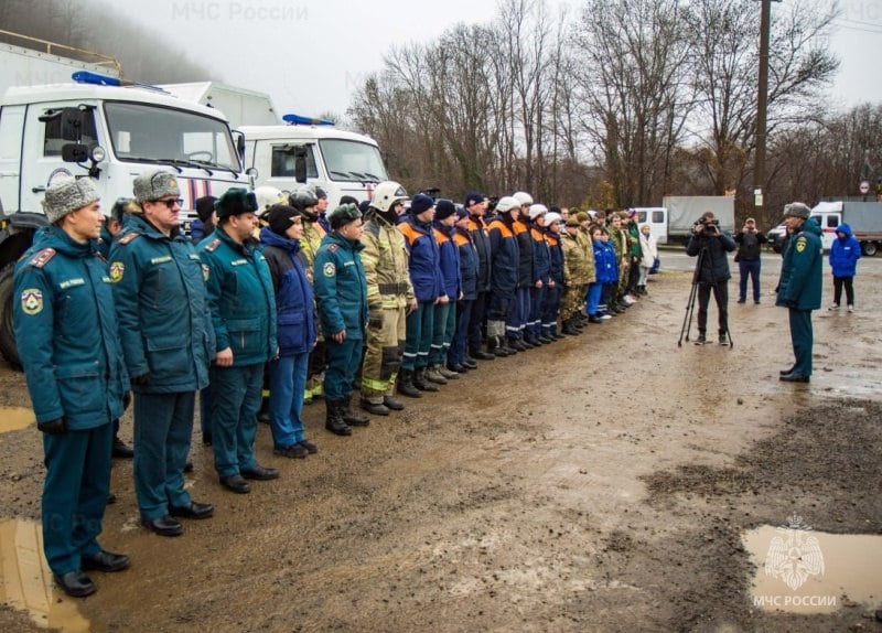 Ликвидировали условную ЧС по автодороге  Сегодня силы и средства МЧС России по Краснодарскому краю приняли участие в штабной тренировке с органами управления и силами функциональных и территориальных подсистем РСЧС региона по отработке вопросов устойчивого функционирования систем жизнеобеспечения населения при возникновении чрезвычайных ситуаций природного и техногенного характера.  По легенде, из-за ухудшения погодных условий в районе Горячего Ключа на ФАД М-4 «ДОН» произошло ДТП с участием пассажирского автобуса, грузового автомобиля и двух легковых автомобилей. Есть пострадавшие и погибшие. В результате образовался затор из машин. В помощи нуждаются 600 человек, в том числе 50 детей. Требуется эвакуация пассажиров автобусов и детей в пункты временного обогрева.    В рамках учений были отработаны деблокировка пострадавших, эвакуация в пункты временного обогрева и санитарная эвакуация пострадавшего в медицинское учреждение.    Подобные тренировки проходят по всей Кубани. В  них принимают участие силы и средства РСЧС - более 340  человек и порядка 100 единиц техники,  в том числе от МЧС России – около 190 человек личного состава и порядка 50 единиц техники.  #МЧСКубань #учения #ОсеньЗима #эвакуация #РСЧС #ДТП          Подпишитесь еще на:   ВК   ОК   Дзен   Youtube   Rutube