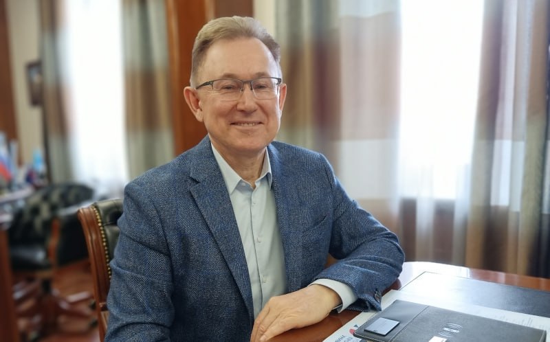 Суд отправил в колонию экс ректора РГППУ за растрату 700 тысяч рублей Суд приговорил бывшего исполняющего обязанности ректора упраздненного Российского государственного профессионально педагогического университета РГППУ Валерия Дубицкого к реальному сроку Об этом сообщили в пресс службе прокуратуры Свердловской области Дубицкий получил полтора года колонии общего режима за растрату Следствие доказало что с августа 2022 года по сентябрь 2023 года он потратил свыше 700 тысяч рублей внебюджетных денег вуза Эти средства пошли на аренду квартиры в которой проживал сам Дубицкий с семьей По его указанию расходы на аренду были включены в планы финансово хозяйственной деятельности хотя служебное жилье предназначалось для преподавателей а не для и о ректора Сам Дубицкий вину не признал и ущерб возмещать не стал Его арестовали прямо в зале суда Адвокат Юлия Радостева сообщила что защита обязательно обжалует этот приговор Напомним ранее Валерий Дубицкий пытался затормозить слияние РГППУ и Уральского государственного педагогического университета УрГПУ и сохранить автономию коллектива но после его отставки вузы все таки были объединены ФедералПресс Александр Калинин Уралити