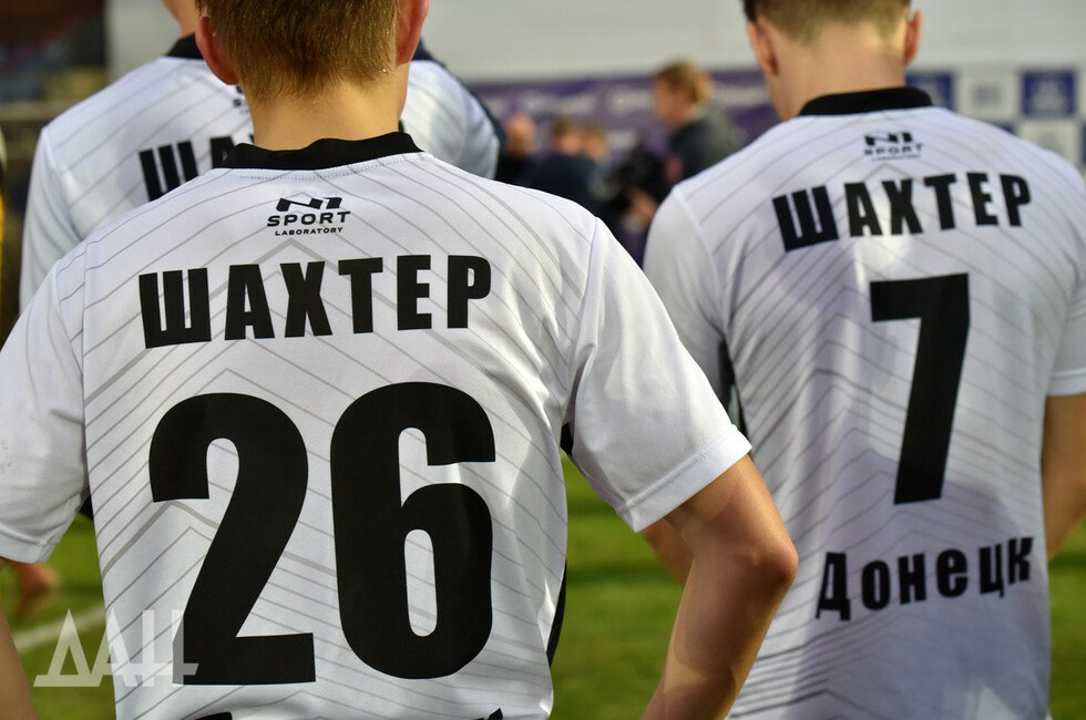 Донецкий Шахтер допустили к участию во Второй футбольной лиге РФ Во вторник прошло заседание комиссии Футбольной национальной лиги по аттестации клубов Второй лиги Дивизион Б в 2026 году По его итогам аттестаты были выданы 28 футбольным командам в том числе и Шахтеру из Донецка Читать полностью молодежь Подпишись на нас в MAX