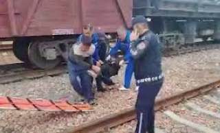 Селфи на поезде — один в больнице, второй дома  В Ташкенте на станции «Чукурсай» двое подростков получили удар током, пытаясь сделать селфи на крыше поезда. Один из них оказался в зоне высоковольтной линии — произошёл мощный разряд, загорелась одежда.  Один подросток получил лёгкие травмы и уже дома. Второй — с ожогами 50% тела остаётся под наблюдением врачей.    Власти призывают родителей и учителей объяснять подросткам, насколько опасны подобные действия вблизи железной дороги.   .uz   Подписаться
