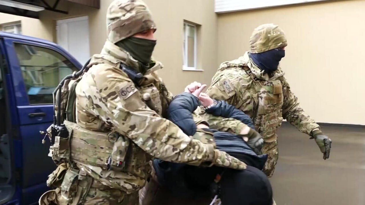 Жителя Новороссийска приговорили к 14 годам за госизмену и сбор данных для Украины Южный окружной военный суд ЮОВС вынес обвинительный приговор жителю Новороссийска Михаилу Комкову по делу о госизмене и сборе данных для украинской разведки. Его приговорили к 14 годам лишения свободы, сообщил журналистам представитель суда. "Установлено, что 15 марта 2024 г. Комков, находясь на территории Новороссийска, разместил в сети под публикацией о запрещенной террористической организации "Русский добровольческий корпус" комментарий, оправдывающий ее деятельность. С 3 по 4 июня 2024 г. подсудимый, находясь в Новороссийске Краснодарского края, решил поддерживать Вооруженные силы и спецслужбы Украины. Комков вступил в переписку и, выполняя задание, собрал информацию о воинских частях, дислоцированных в Новороссийске. С использованием мобильного телефона он осуществил видеозапись и фотоснимки территории и ограждений воинских частей, а также определил место базирования кораблей пограничного управления ФСБ. Путем визуального наблюдения он собрал информацию о местонахождении военно-морской техники Черноморского флота", - говорится в сообщении. Мужчина признан виновным по ст. 275 государственная измена и ч. 2 ст. 205.2 УК РФ публичные призывы к осуществлению террористической деятельности, публичное оправдание терроризма или пропаганда терроризма, совершенные с использованием средств массовой информации либо электронных или информационно-телекоммуникационных сетей . "Ему назначено наказание в виде лишения свободы на срок 14 лет в исправительной колонии строгого режима", - уточнили в суде. ТАСС