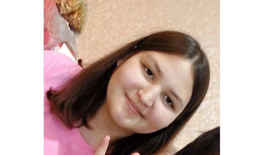 Волонтеры Альметьевска разыскивают пропавшую без вести школьницу 15 летняя девочка вышла из дома в 14 00 27 октября и до сих пор не вернулась Её рост составляет 160 см была одета в черные брюки и куртку с собой брала рюкзак Если вы что то знаете о местонахождении ребенка позвоните маме девочки по номеру 7 986 715 35 48 KazanFirst   в бот