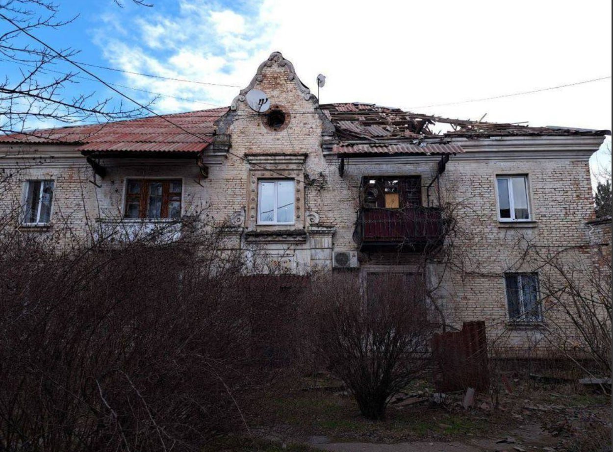 ВСУ вновь ударили по жилому сектору Новой Каховки. В городе повреждены два многоквартирных дома: разрушены крыши, выбито десять окон. Также поврежден водопровод.  Наши СМИ связывают участившиеся атаки укронацистов на мирное население с возможным приказом на скорое отступление от занимаемых ими позиций.