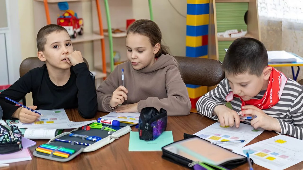 Более тысячи юных ямальцев проводят каникулы в детских лагерях Тюменской области и Краснодарского края Для ребят организованы как общепрофильные смены так и программы с углублённым изучением отдельных предметов В Тюменской области в лагере Олимпийская ребячка проводят каникулы свыше 330 ямальцев Часть из них участвует в профильных программах 46 школьников осваивают английский язык 49 занимаются прикладной математикой Ещё 242 ребёнка выбрали общепрофильную смену где особое внимание уделяется изучению истории Великой Отечественной войны Лагерь Алые паруса примет 316 ямальских школьников Для ребят увлечённых математикой подготовили программу с акцентом на прикладные аспекты науки и развитие практических навыков Ученики 2 3 классов на профильных занятиях совершенствуют разговорный английский тренируют ораторское мастерство и закрепляют знание грамматических конструкций Преподавать детям будут шесть специалистов из Ноябрьска Нового Уренгоя и Салехарда Ещё 446 ямальских ребят отправились в лагерь Остров Мадагаскар Среди них подростки 15 17 лет успешно завершившие курс Муниципальная школа вожатых Ямала Тем временем в Салехарде стартовала профильная смена АрктикУм исполнительское искусство На базе детской школы искусств имени Е В Образцовой десять талантливых школьников из Нового Уренгоя и Ноябрьска занимаются скрипкой и фортепиано С ребятами работают педагоги Ямала и Образовательного центра Сириус В программе также мастер классы по актёрскому мастерству самопрезентации и резьбе по кости Завершится смена итоговым концертом     Медиацентр Салехард Подписаться на нас   Поддержать бустом Заказать рекламу