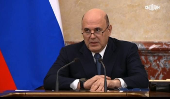 Заседание Правительства от 22 01 26 Главное Правительство выделит порядка 26 5 млрд рублей на приоритетные направления в агропроме на льготные краткосрочные кредиты для финансирования сезонных полевых работ на краткосрочные займы для молочного скотоводства Кабмин направит 150 млн рублей на субсидии рассчитанные на строительство зарядных хабов и присоединения их к электросетям на льготные займы смогут рассчитывать инвесторы использующие российское оборудование и ПО Правительство выделит почти 4 млрд рублей на пенсии гражданам проживающим в ДНР ЛНР Запорожской и Херсонской областях