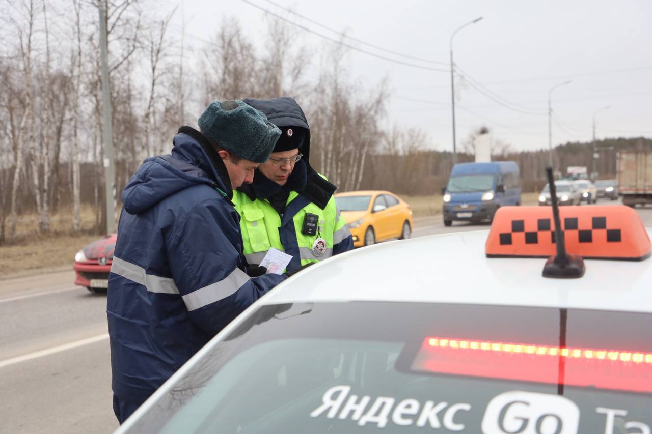 В Серпухове проверят таксистов и водителей автобусов  С 27 января по 2 февраля 2025 г. на территории обслуживания Серпуховской Госавтоинспекции и Подмосковья проходят два профилактических мероприятия «Такси» и «Автобус»  Цели:   • Обеспечение безопасности пассажиров легкового такси и автобусного транспорта. • Идентификация легковых такси и контроль за пассажирскими перевозками. • Снижение уровня аварийности на пассажирском транспорте.  Оба мероприятия направлены на повышение безопасности пассажиров и улучшение качества услуг в сфере пассажирских перевозок.