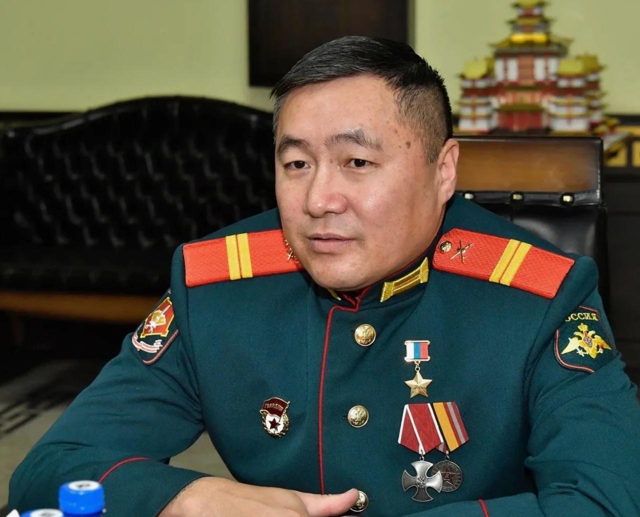 Герой России Буян Куулар назначен министром по молодежной политике Тувы В мае 2023 года он поступил на службу в 55 ую горную гвардейскую бригаду и отбыл защищать Родину на СВО За подвиг образцовое выполнение приказа и личный героизм Указом Президента РФ Владимира Путина в 2024 году ему было присвоено звание Героя России Буян Федорович прошел конкурс по программе Время героев и стажировку в министерстве которое он возглавил сегодня ТЫВАПРЕСС ПОДПИСАТЬСЯ