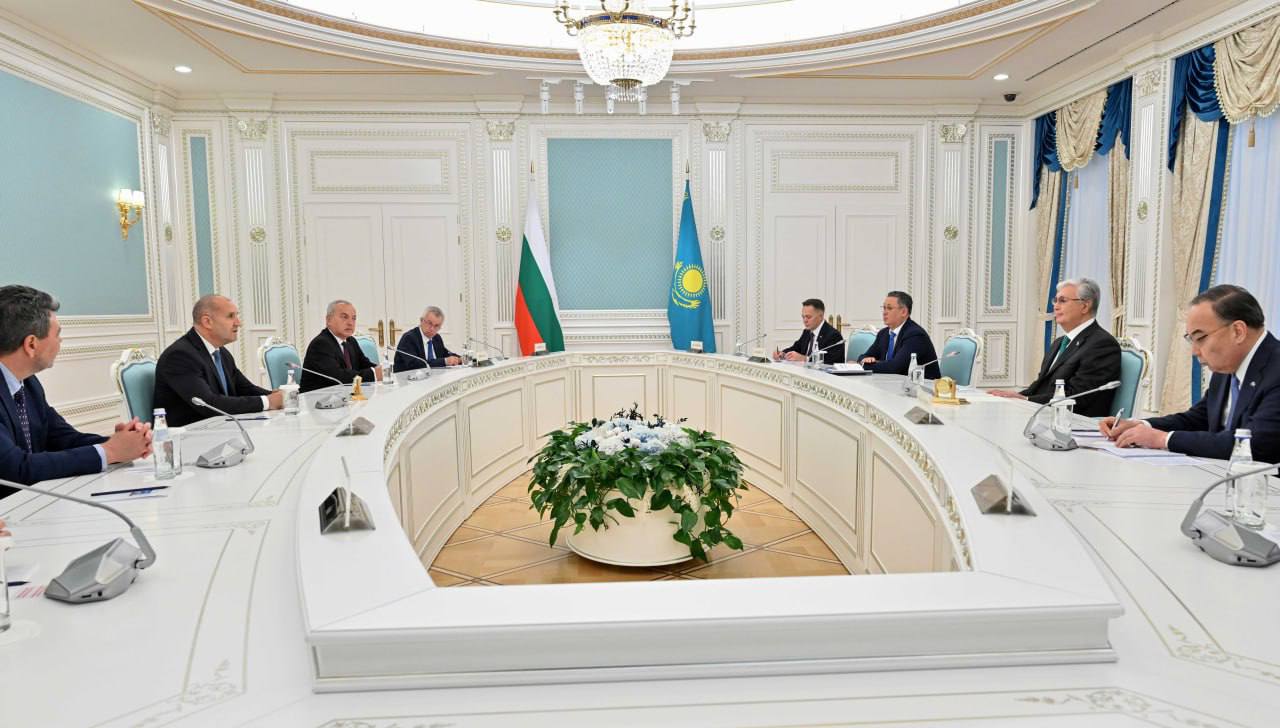 Казахстан и Болгария будут развивать Транскаспийский международный транспортный маршрут Глава государства Касым-Жомарт Токаев встретился с президентом Болгарии Руменом Радевым. По итогам переговоров были подписаны соответствующий меморандум, и ряд других соглашений. Кроме этого, стороны договорились о реализации совместных инвестиционных проектов в сферах энергетики, сельского хозяйства, здравоохранения и туризма. Согласно статистике, за четыре месяца этого года взаимная торговля между Казахстаном и Болгарией превысила 83 млн долларов, а в 2024 году этот показатель вырос в четыре раза, достигнув 375 млн долларов. /atamekenbusiness