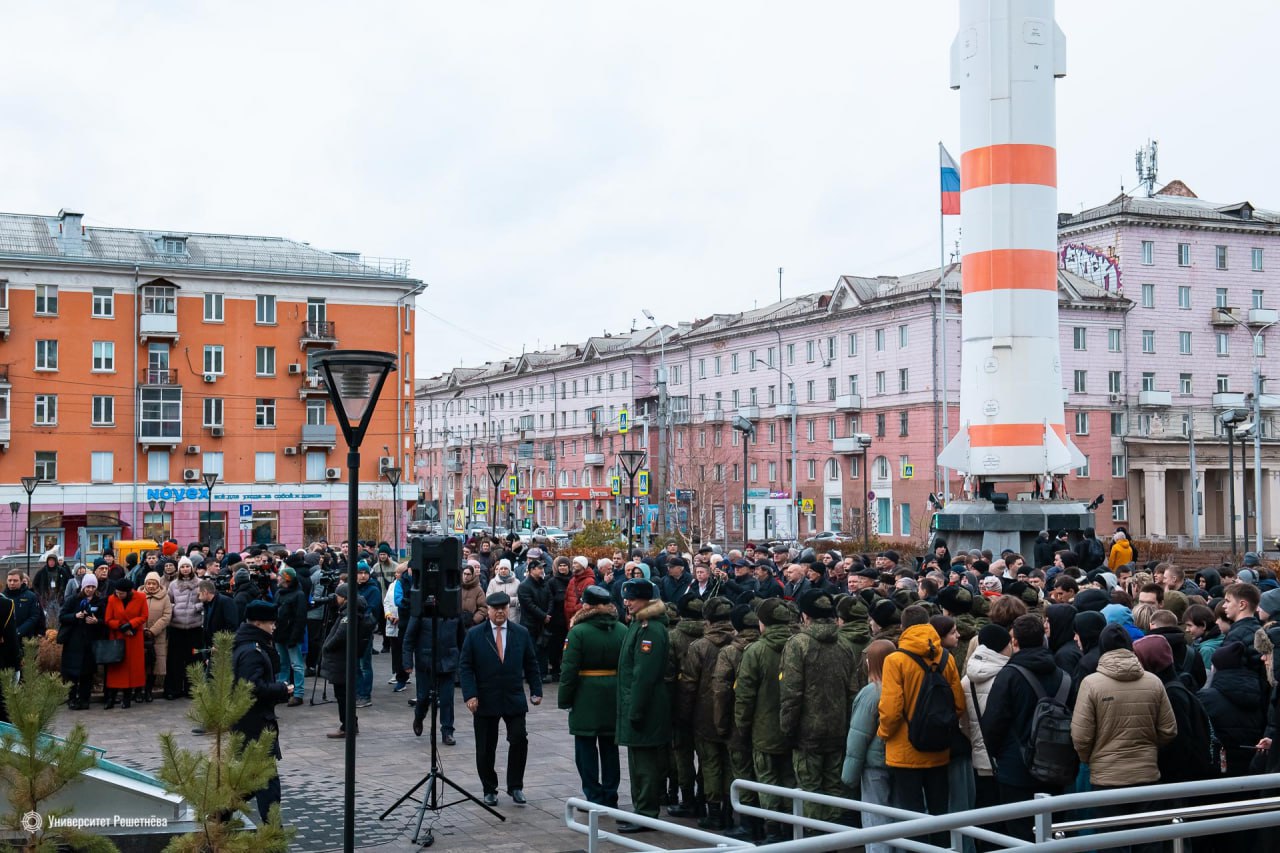 Сегодня в Красноярске открыли памятник академику Михаилу Решетнёву Памятник выдающемуся академику конструктору создателю первых спутниковых систем появился у главного корпуса Университета Решетнёва на правобережье krasnoyarsk