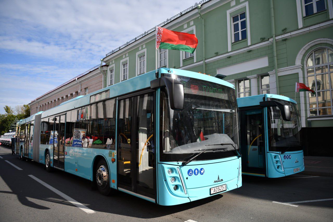 В Гомеле на линию выйдут новые автобусы Предприятие Гомельоблавтотранс сделало для жителей и гостей Гомеля прекрасный осенний подарок на линию выйдут несколько новых автобусов Один из них пополнил парк техники филиала Автобусный парк 1 два филиала Автобусный парк 6 Также два новых автобуса МАЗ 303 будут курсировать по населённым пунктам Гомельщины которые обслуживают филиалы Гомельоблавтотранса в Рогачёве и Светлогорске Новая техника отвечает современным требованиям по безопасности обеспечивают больший комфорт и надёжность пассажирских перевозок Это также позволит соответствовать девизу работников предприятия Наша репутация это качество и точный график Подписывайтесь