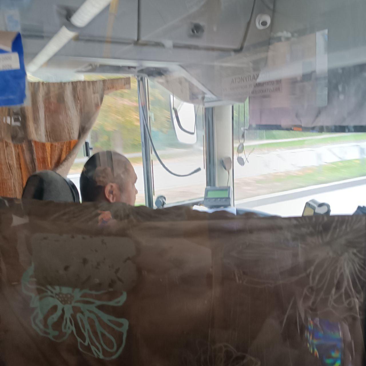 Дептранс проверяет действия водителя автобуса совершившего намаз в кабине После проверки возможно применение штрафных санкций к перевозчику Пассажиры автобуса 15 рассказали что водитель агрессивно вёл транспорт и резко бил по тормозам после разгона из за чего пассажиры в салоне падали друг на друга Когда один из пермяков сделал водителю замечание он заметил что в кабине находятся ещё два мужчины которые также совершали намаз По словам пермяков после инцидента они подали жалобу на водителя В дептрансе добавили что перевозчик выполняющий рейсы по маршруту в этом году полностью прекратит свою работу на городских автобусах Перми Фото ЧП Пермь Подписаться Прислать новость