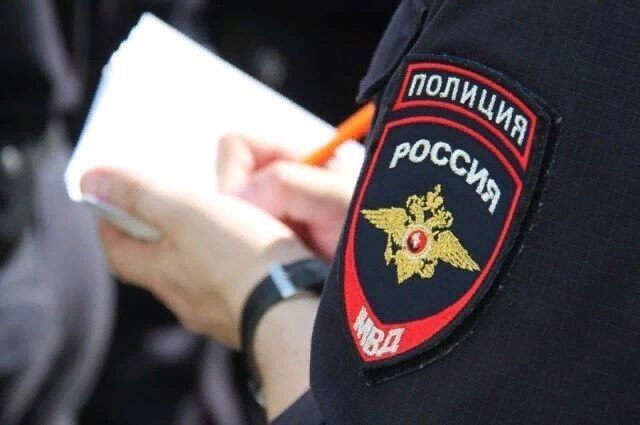 Высокая высокая трава Полицейские задержали злоумышленника подозреваемого в присвоении бензотриммера в Александро Невском районе В МО МВД России Ряжский обратилась 48 летняя жительница поселка Каширин и сообщила что похитили ее бензотример  Несколько дней назад 47 летний сосед попросил у нее бензотриммер Он надумал во дворе покосить траву Бензотриммер был сломан но сосед заверил женщину что починит оборудование и после покоса вернет рабочем состоянии Трава у дома мужчины продолжала расти ввысь Жительница поселка занервничала и потребовала вернуть бензотриммер но сосед ответил что не понимает о чем речь  Оперативники уголовного розыска опросили жителей поселка и выяснили что недавно 47 летний мужчина продал знакомому сломанный бензотриммер Полицейские установили что это бензотриммер принадлежащий потерпевшей Злоумышленника разыскали и задержали Похищенное изъяли По предварительной информации житель поселка собирался починить и использовать по назначению соседскую бензокосу но начал злоупотреблять спиртным забыл про высокую траву и сбыл чужое имущество за 600 рублей и пару бутылок водки Когда хозяйка бензотриммера потребовала вернуть его злоумышленник отмахнулся но полицейские призвали мужчину к порядку Возбуждено уголовное дело Фигуранту грозит до 5 лет лишения свободы