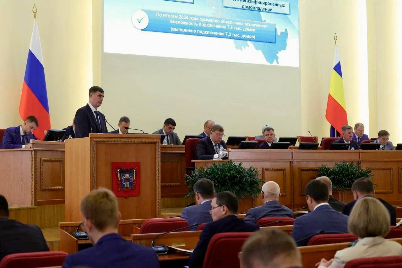 Ростовская область активизирует газификацию: более 25 тысяч домов и квартир подключены к газу    На расширенном заседании правительства Ростовской области министр промышленности и энергетики Ростовской области Андрей Савельев рассказал об итогах газификации региона в 2024 году.     Ключевые результаты газификации и президентской программы социальной догазификации прошлого года:   ‍ ‍ ‍  завершено строительство девяти межпоселковых газопроводов общей протяженностью 205 км;  ‍ ‍ ‍  начато строительство 22 подводящих газопроводов;  ‍ ‍ ‍  построены внутрипоселковые сети в 41 населенном пункте общей протяженностью 344 км;  ‍ ‍ ‍  общее количество построенных газопроводов превысило 1,2 тысячи километров;  ‍ ‍ ‍  в план газификации включены дополнительно 19 населенных пунктов;   ‍ ‍ ‍  возможность бесплатного подключения к газовым сетям получили 7,5 тысячи домов, из которых свыше 7,2 тысячи уже подключены.    ‍ ‍ ‍  В этом году планируется догазификация еще порядка 4,5 тысячи домовладений.    Глава донского региона Юрий Слюсарь отметил необходимость включения в разрабатываемую программу газификации на 2026-2030 годы потребностей жителей региона, с особым акцентом на учреждения образования и здравоохранения.  #МинПромЭнерго_РО  #Ростовская_область  #ЮрийСлюсарь  #газификация #догазификация #президентская_программа
