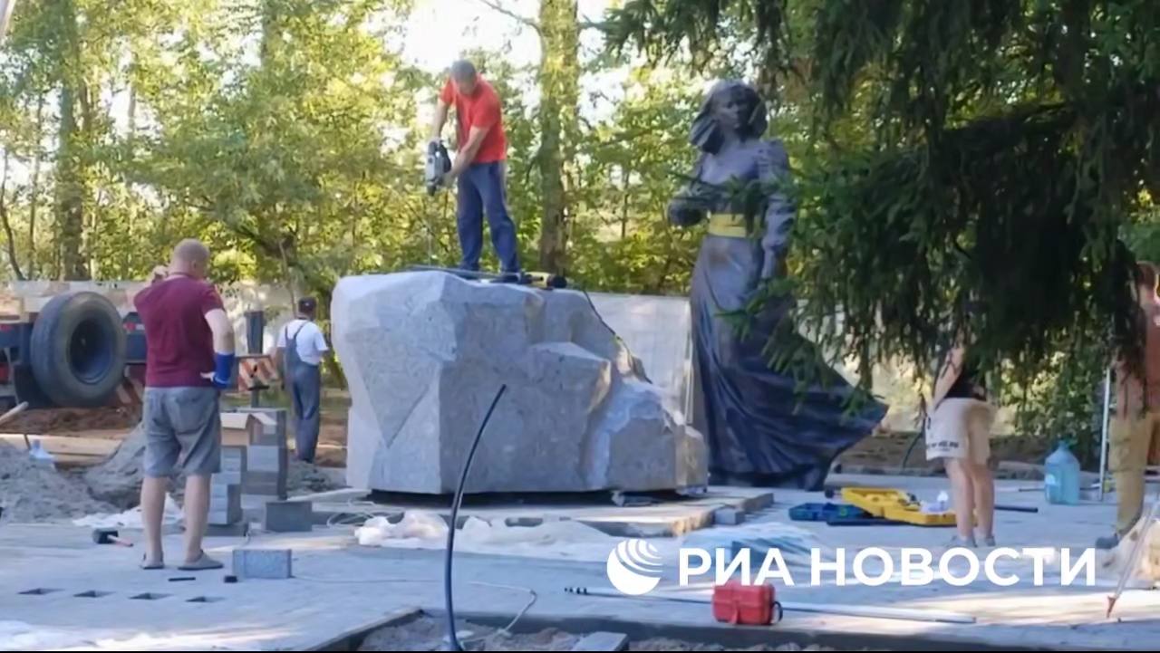 Памятник политологу и публицисту Дарье Дугиной устанавливают недалеко от места ее гибели в Одинцовском городском округе Подмосковья, пишет РИА Новости. Открытие планируется 20 августа, в день гибели Дугиной. Дугина погибла в 2022-м при взрыве автомобиля на Можайском шоссе. ФСБ заявила, что за убийством стоят украинские спецслужбы. Фото: скриншот видео РИА Новости