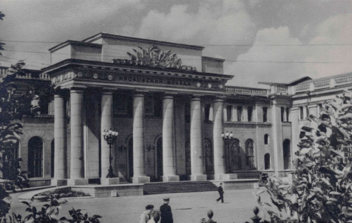 В Туле утвердили предмет охраны здания Московского вокзала    Полное именование памятника истории и культуры - "Курский  теперь Московский  вокзал, где в сентябре 1919 г. выступал М.И. Калинин на митинге перед железнодорожниками и красноармейцами". Охранный статус он получил еще в 1969 году. #Тула    "Бренды России"