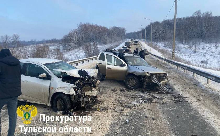 Четыре человека пострадали в массовом ДТП в Щекинском районе.  В четверг утром, 20 февраля, в Щекинском районе произошло массовое ДТП. Как стало известно на дороге столкнулись четыре автомобиля: Chevrolet Aveo, Lada Priora, Opel и Renault Duster. В результате аварии различные травмы получили четыре человека.  В Chevrolet Aveo пострадали 27-летний водитель и 25-летняя пассажирка, в Lada и Renault Duster досталось пассажирам: 30-летней и 42-летней женщинам соответственно. Все были госпитализированы в медучреждение.  Источник Тула пресса