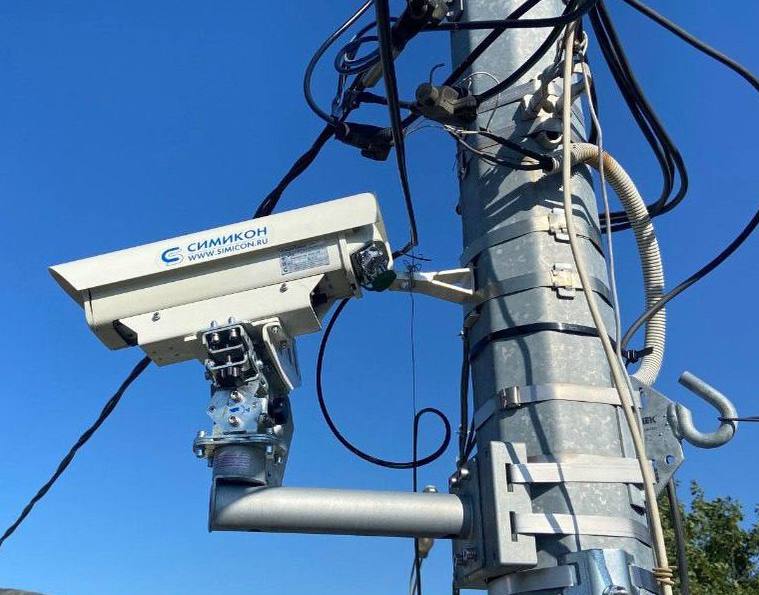 На пешеходном переходе возле детсада Радуга в Троицком установят камеру для фиксации нарушений ПДД В 2026 году участок автодороги Троицкое Новотроицкое вблизи детского сада Радуга оснастят комплексом фотовидеофиксации нарушений ПДД Работы будут выполнены в рамках реализации президентского нацпроекта Инфраструктура для жизни На автодороге Троицкое Новотроицкое достаточно интенсивное движение особенно утром и вечером когда дети идут в школы и сады или возвращаются домой В этом году для повышения безопасности было принято решение установить стационарный комплекс на улице Новотроицкой рядом с автобусными остановками и пешеходным переходом которым ежедневно пользуются сотни родителей и детей Практика показывает что камеры дисциплинируют водителей и побуждают их снижать скорость которая сегодня является основной причиной аварий на дорогах отметил первый замминистра транспорта и дорожного хозяйства Эдуард Ри Напомним что на другом участке автодороги Троицкое Новотроицкое напротив дома 7 на ул Летней после установки стационарного комплекса в 2023 году аварийность начала постепенно снижаться В 2025 году благодаря нацпроекту Инфраструктура для жизни который реализуется по инициативе президента Владимира Путина дорожными камерами были оснащены четыре потенциально опасных перекрестка в Южно Сахалинске До 2030 года на островных дорогах планируется установить еще 28 комплексов фотовидеофиксации нарушений ПДД Мы в Telegram MAX