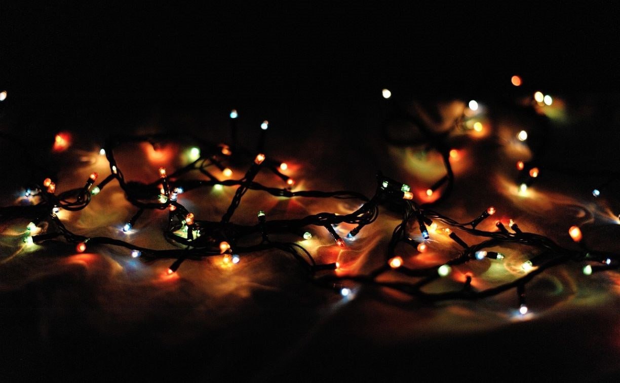 Штрафы и лишение прав чем грозит украшение автомобиля новогодней гирляндой Украшение автомобиля к Новому году не запрещено законом однако размещение гирлянд на кузове и в салоне может привести к штрафам если нарушены требования безопасности В некоторых случаях можно даже лишиться водительских прав рассказал RT директор департамента защиты прав потребителей Роскачества Игорь Поздняков Во первых гирлянда на авто не должна ухудшать обзор водителю Такое нарушение может привести к предупреждению или штрафу в 500 рублей ч 1 ст 12 5 КоАП РФ Также нужно убедиться что украшения не препятствуют работе различных систем авто например дворников Во вторых гирлянды не должны мешать работе штатных осветительных приборов фар поворотников стоп сигналов не закрывать их а также не создавать своим мигающим эффектом иллюзию включения сигналов поворота либо аварийной сигнализации За нарушение предусмотрено предупреждение или штраф в 500 рублей ст 12 20 КоАП РФ В третьих если гирлянда каким либо образом затрудняет идентификацию госномера то автомобилисту грозит штраф в 5 000 рублей или лишение прав на управление на срок от одного до трех месяцев ч 2 ст 12 2 КоАП РФ Кроме того если гирлянда будет напоминать специальные сигналы служб то водителя могут лишить прав на срок от одного года до двух лет ч 4 или ч 5 ст 12 5 КоАП РФ Украсить автомобиль гирляндами для праздника возможно но делать это нужно очень аккуратно отметил Игорь Поздняков   Прислать новость Подписывайся на АСТВ ру