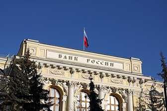 Жители Запорожской области направили в Банк России почти 40 жалоб В I квартале 2025 года от жителей Запорожской области в Банк России поступило 39 обращений. За аналогичный период прошлого года их было семь. В структуре жалоб больше всего обращений связано с работой банков. В этой категории рост наиболее заметный – 26 после пяти в первом квартале прошлого года. Жители сообщали о ненадлежащем информировании при оформлении автокредитов и отказе возвращать деньги за дополнительные услуги. Стали поступать жалобы на блокировку счетов и переводов. Это связано с новой нормой, появившейся в июле прошлого года для защиты граждан от мошенников: банки обязаны на два дня приостанавливать подозрительные операции. По этой причине рост жалоб на приостановку переводов произошел по всей стране. Кроме того, за три месяца этого года в Банк России поступило четыре жалобы по теме ОСАГО. «С 1 января этого года ОСАГО стало обязательным для водителей Запорожской области, но значительного роста жалоб на нехватку полисов или проблемы с оформлением мы не фиксируем. В первом квартале жители сообщали о точечных сложностях, например, качестве облуживания и навязывании дополнительных услуг. В то же время жалоб на неверное применение коэффициента бонус-малус или отказах возмещать выплаты по ОСАГО не поступало», – отмечает руководитель Отделения Банка России в Запорожской области Евгений Овечкин. Направить жалобу на действия банков, микрофинансовых, страховых или инвестиционных компаний можно несколькими способами: через интернет-приемную на официальном сайте мегарегулятора или в чате мобильного приложения «ЦБ онлайн». А также лично обратившись в общественную приемную Отделения Запорожье.