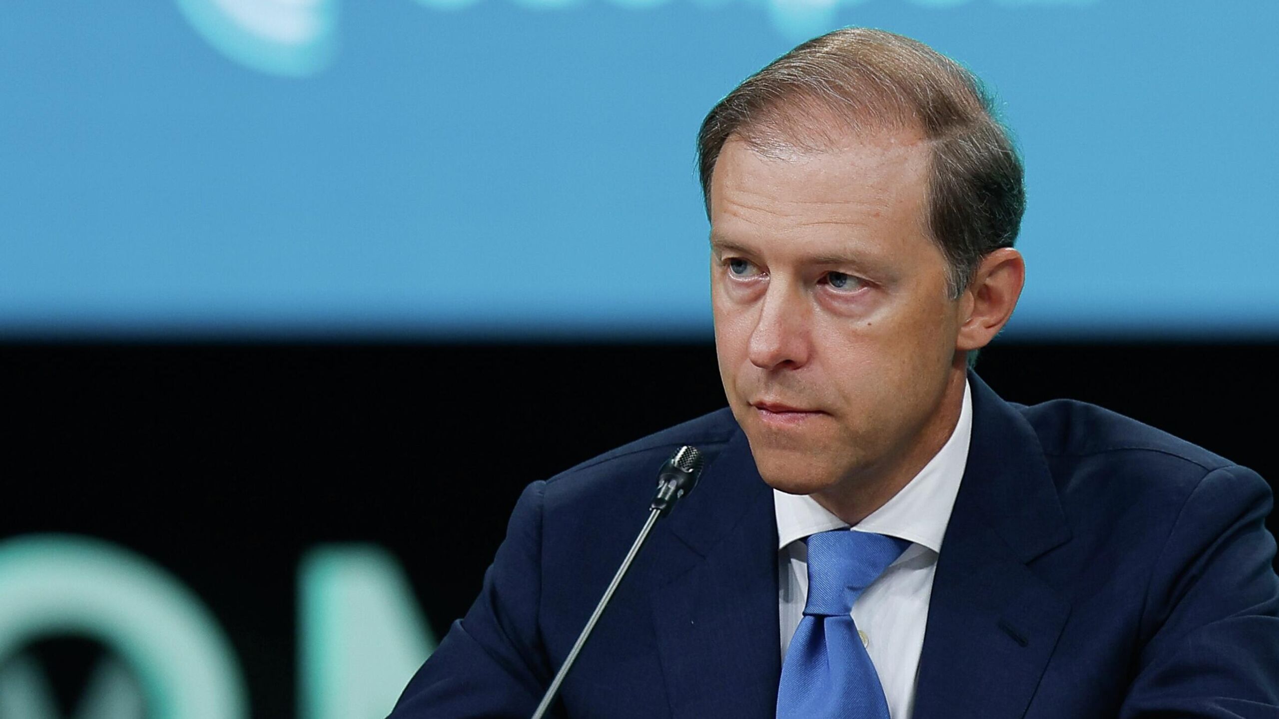 Совместное производство гражданских самолетов может стать новым этапом российско индийского сотрудничества заявил первый вице премьер РФ Денис Мантуров в интервью РИА Новости Россия тот партнер который готов работать с Индией не только в части поставки современной авиационной техники но и содействовать развитию собственной авиационной индустрии Индии В этом смысле как нам кажется взаимный интерес может представлять наращивание сотрудничества не только в области военной но и в части гражданской авиации заявил он Первый вице премьер напомнил что страны ведут плодотворное многолетнее сотрудничество в сфере авиации Например знаменитые истребители МиГ 21 и многофункциональные Су 30МКИ производимые по лицензии в Индии Мантуров подчеркнул что Индия активно развивает промышленность в рамках концепции Make in India в том числе интенсивно развивается и рынок авиаперевозок