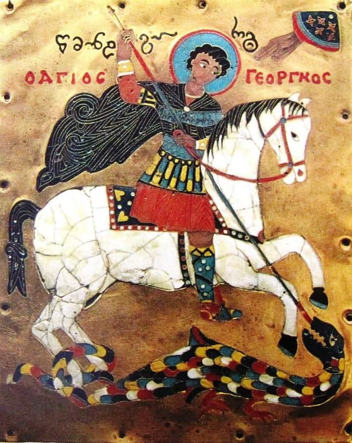 В Грузии 6 мая празднуют Гиоргоба Грузинская Православная Церковь отмечает День Святого Георгия дважды в год – 6 мая, в день кончины святого, и 23 ноября, в день его пыток на колесе колесования . Согласно церковному преданию, святой Георгий родился во второй половине III в. в Каппадокии, в богатой христианской семье. Позже, во времена правления римского императора Диоклетиана, он стал военачальником. Однако после того, как начались гонения на христиан, император Рима потребовал от Георгия отречься от Христа. Но тот не пошёл на это, за что и был обезглавлен в 303 году. Любопытно, что первый храм в честь Святого Георгия построил в Грузии в 335 году царь Мириан, на месте погребения Святой Нино. Начиная с IX века строительство храмов и часовен в честь Святого Георгия стало массовым. По религиозному преданию, праздник Гиоргоба был основан Святой Нино, христианской просветительницей Грузии. Считается, что она была родственницей Святого Георгия Победоносца, особо почитала его и завещала любить его стране, которую обратила в христианство. ℹ Георгий Победоносец — всадник, поражающий змия, запечатлен на государственном гербе страны. А Георгий — самое распространённое имя в Грузии, как в прошлом, так и сегодня. Примечательно, что 6 мая, в отличие от 23 ноября, не является государственным выходным днём в Грузии. Канал «Интересная Грузия»
