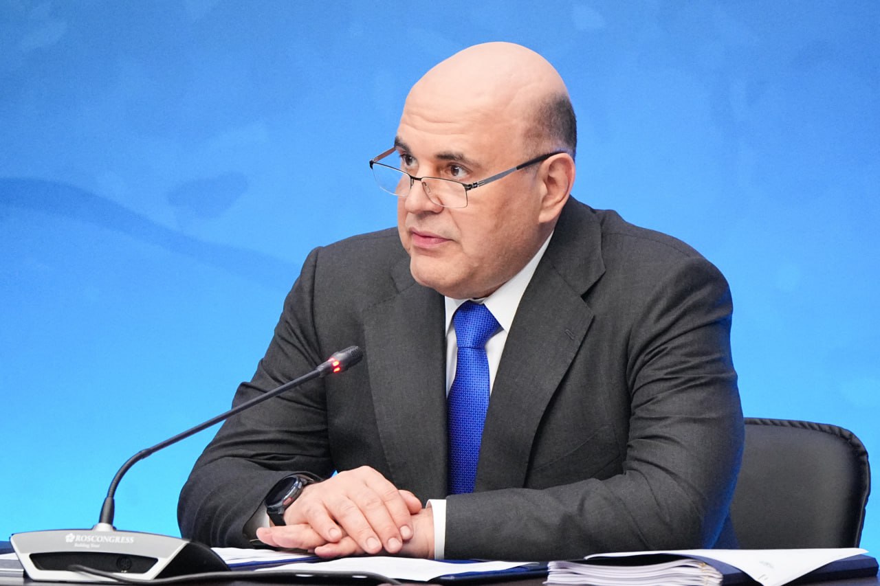Премьер-министр России Михаил Мишустин: «Развитие внутреннего туризма — приоритет нашей долгосрочной стратегии». Глава российского правительства записал видеообращение к участникам пленарной сессии МТФ «Путешествуй!», в котором отметил, что спрос на путешествия по стране ежегодно растет. В 2024 году количество поездок превысило 90 млн, а к 2030-му должно достичь 140 млн. Инвестиции в туристическую инфраструктуру перешагнули отметку в 1 трлн руб., что на треть больше, чем в 2023-м. «Динамика в этой сфере оказывает влияние на целый ряд смежных отраслей. Это не только транспорт, общепит. Это еще и строительство, легкая промышленность, производство мебели, автобусов, канатных дорог и многое другое. Более того, приток гостей в регионы положительно сказывается на состоянии местных бюджетов, поскольку в субъектах появляются новые рабочие места, в т.ч. в сельской местности, на удаленных территориях», — отметил Мишустин. Полностью запись трансляции доступна по ссылке.