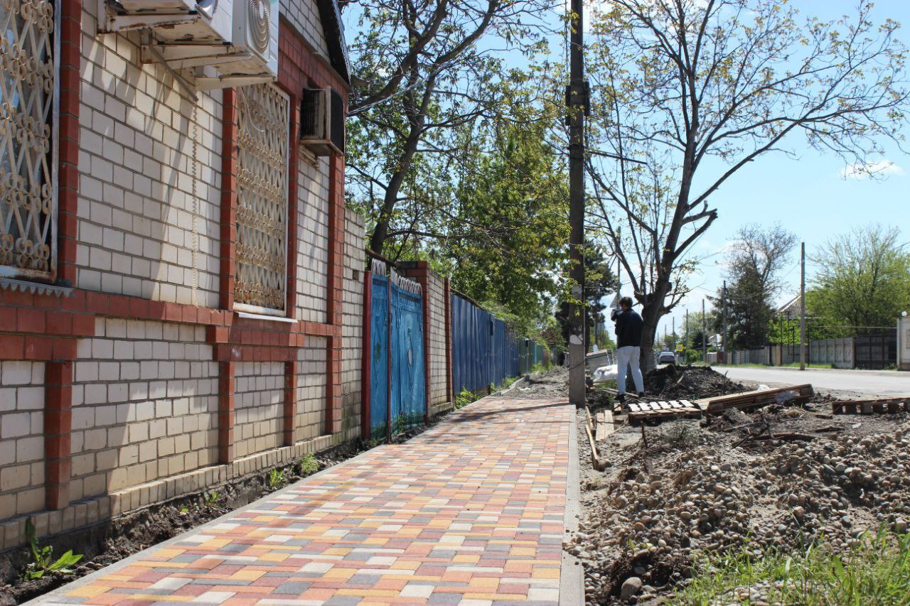 В селе Кочубеевском по двум центральным улицам продолжается ремонт тротуаров Обустройство идет по чётной стороне улиц Ленина и 60 лет Октября села Кочубеевского. На самых протяжённых участках здесь укладывают брусчатку, бордюры, устанавливают скамейки. Работы на объектах, за который в 2024 году проголосовало большинство жителей округа, реализуются по регпроекту «Формирование современной городской среды» нацпроекта «Инфраструктура для жизни». На эти цели выделено более 20 млн руб., большая часть из краевого бюджета. Завершить строительство планируется в августе. В 2025 году кочубеевцы проголосовали за строительство экопарка, расположенного по улице 60 лет Октября. К нему теперь можно будет дойти по новому тротуару, — отметила глава Кочубеевского теротдела АКМО Елена Красникова. Благодаря нацпроекту в крае создано почти 1,3 тыс. общественных территорий. В 2025 году по поручению губернатора Владимира Владимирова обновят ещё 35 объектов.