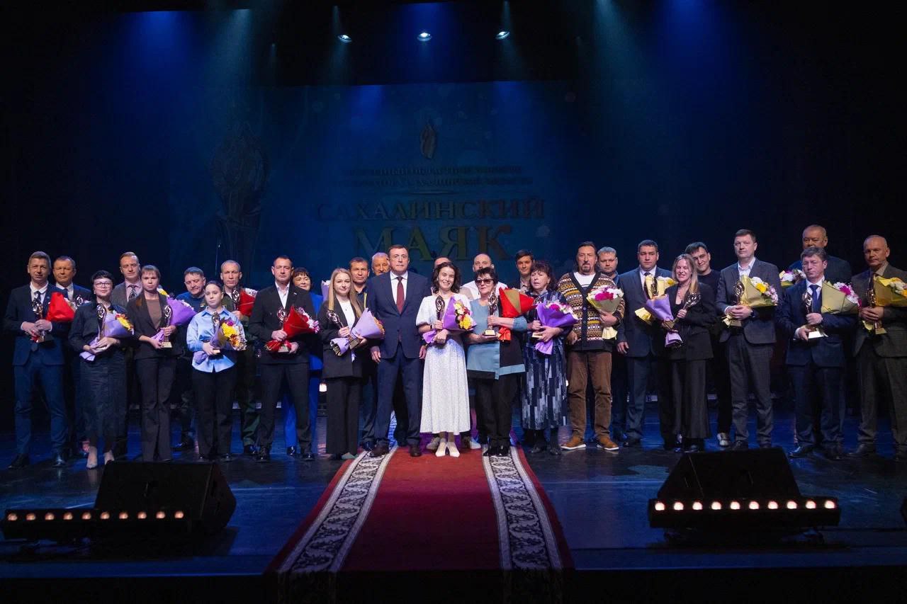 Губернатор Валерий Лимаренко вручил награды победителям конкурса Сахалинский маяк В День народного единства в Южно Сахалинске состоялось награждение победителей пятого сезона конкурса Сахалинский маяк Среди них крепкие семьи выдающиеся учителя врачи спортсмены и предприниматели лидеры молодежи и волонтеры Торжественная церемония прошла на большой сцене Чехов центра Ежегодный областной конкурс Сахалинский маяк впервые состоялся в 2020 году Сегодня это одно из самых масштабных мероприятий в жизни региона Главная цель назвать людей и общественные организации которыми область может гордиться В 2025 году отбор проходил по 51 номинации В народном голосовании приняли участие более 21 7 тысячи человек Пятый год подряд в День народного единства мы подводим итоги конкурса Сахалинский маяк Отмечаем людей которые являются образцом в вопросах медицины образования строительства жилья дорог и многого другого Самое ценное в том что маяками вас видят не руководители а простые люди И я хочу сказать спасибо всем вам За сердечное отношение к землякам за креативные идеи за дела Ваш труд это и есть подвиг сказал Валерий Лимаренко Главная номинация конкурса Человек года 2025 В ней победила Гульнур Минькова руководитель организации поддержки и защиты отцовства материнства и детства Семейная Азбука председатель общественного совета при министерстве здравоохранения Сахалинской области член Общественной палаты Сахалинской области член правления Регионального отделения Союза женщин России В рамках проекта Счастливое материнство инициированного губернатором Валерием Лимаренко под ее руководством организована масштабная работа по поддержке будущих и уже состоявшихся родителей в рождении и воспитании детей повышается квалификация сотрудников учреждений по вопросам родовспоможения Гульнар Минькова также является многодетной мамой воспитывает с мужем пятерых детей