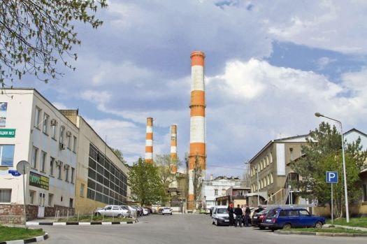 Белгородский цементный завод временно останавливает работу из-за снижения спроса Белгородский цементный завод приостанавливает производство. Причиной стало уменьшение спроса на цемент — по России он снизился на 8,6% за первое полугодие 2025 года, а в Белгородской области — на 8,4% во втором квартале. Пока завод не работает, планируется провести ремонт оборудования и пересмотреть стратегию развития. Все сотрудники сохранят свои рабочие места и социальные гарантии, часть работников временно направят на другие предприятия холдинга. Ожидается, что работа завода возобновится в течение нескольких месяцев.