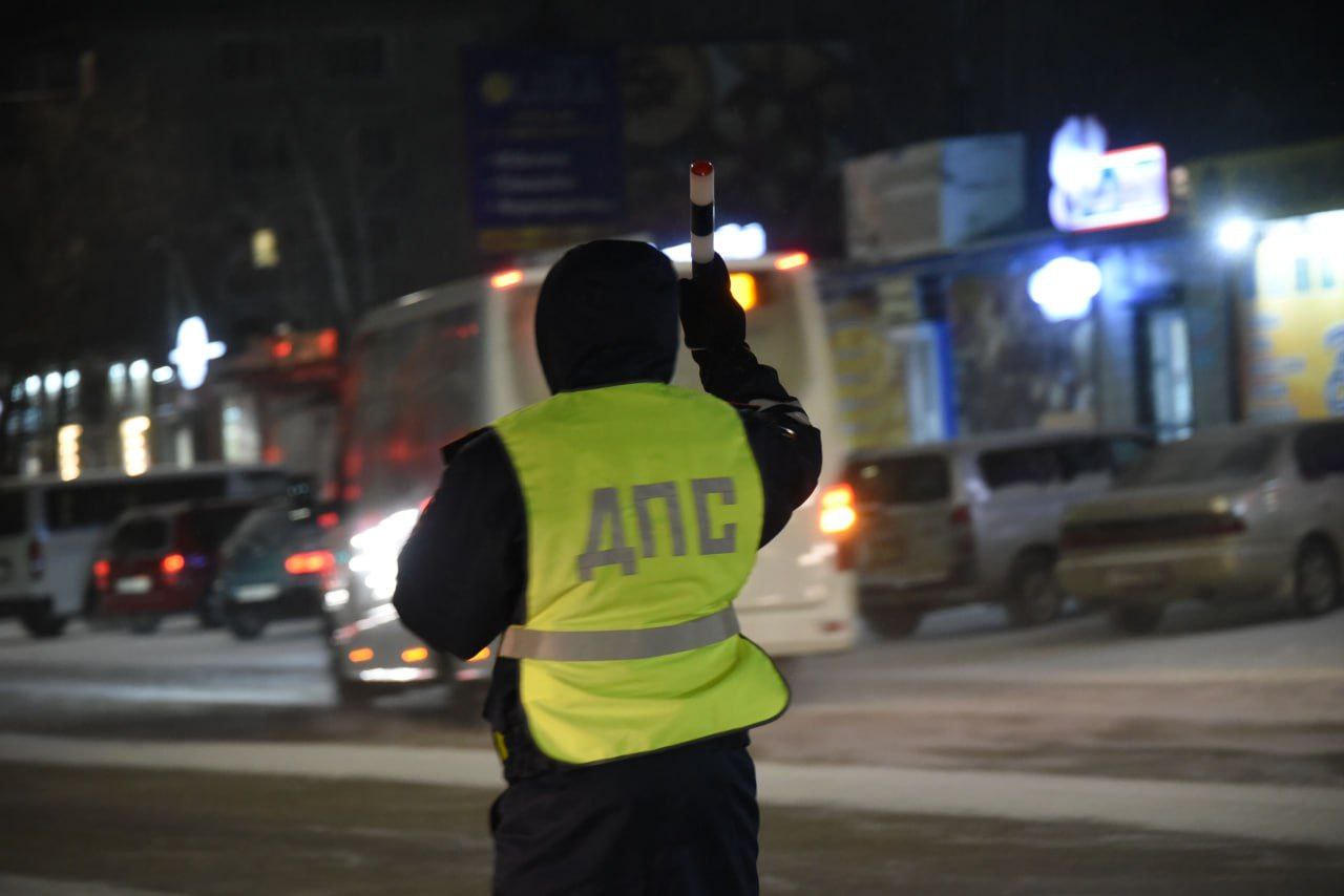 С 19 по 25 ноября пройдёт профилактическое мероприятие Автобус Целью является повышение мер безопасности при перевозках пассажиров автобусами а также профилактика административных правонарушений совершаемых водителями такого транспорта В рамках ПМ Автобус сотрудниками Госавтоинспекции будет проведена проверка транспорта на предмет наличия лицензии на осуществление деятельности по перевозке пассажиров путевой документации а также проверка технического состояний транспортных средств За 2025 год произошло 32 автоаварии с участием автобусов в которых 9 человек погибли 133 получили ранения сообщает областная Госавтоинспекция ZOnovosti28