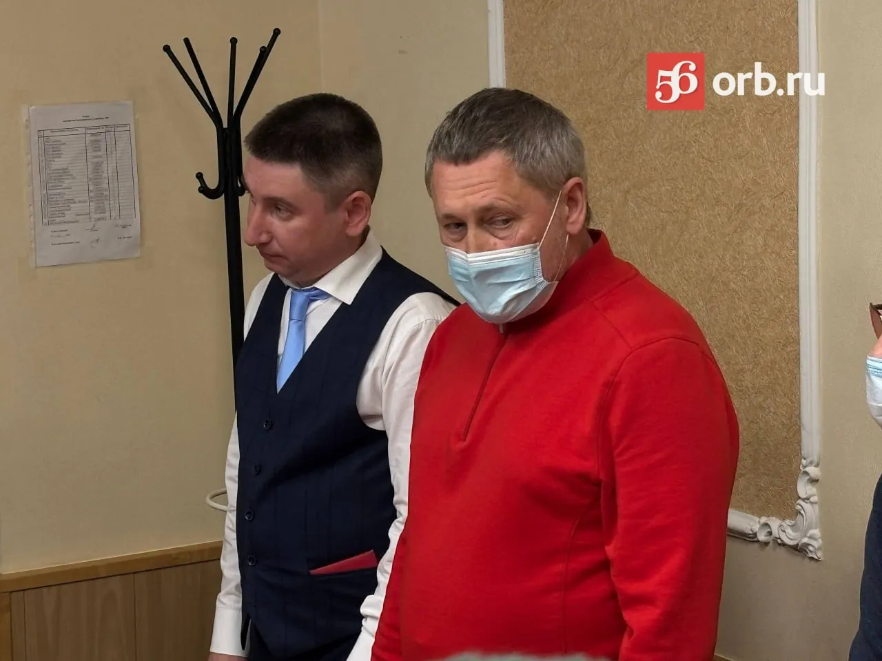 Экс замминистра культуры Оренбуржья получил условный срок за взятки В Ленинском районном суде зачитали приговор Анатолию Чахееву обвиняемому сразу по 5 статьям За получение взятки и превышение полномочий Чахеев получил 4 года условно и штраф в размере 3 5 млн Кроме того он должен вернуть в счет государства и взятку почти миллион рублей Подрядчику который давал эти самые взятки повезло меньше Он получил 2 года в колонии общего режима и 2 5 млн рублей штрафа Также с него взыскали почти 4 млн в пользу сельсоветов где подрядчик выполнил некачественный ремонт домов культуры Приговор в силу пока не вступил решение может быть обжаловано Преступление и наказание наглядно Подписывайтесь на нас в MAX