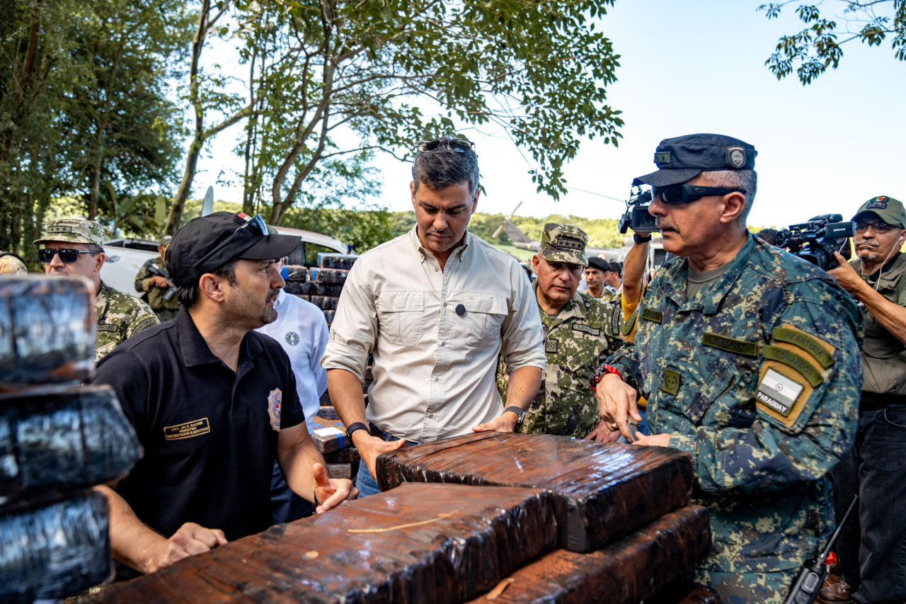 Силовики Парагвая конфисковали рекордные 57 тонн марихуаны  Их планировали отправить в Бразилию, заявил президент страны Сантьяго Пенья.  "Мы смогли нанести серьезный удар организованной преступности", - написал Пенья в социальной сети X.  Президент Парагвая отметил, что ущерб для преступной группировки составил $22 млн.