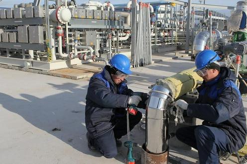 Экспорт казахстанской нефти из порта Новороссийска на Черном море резко сократился в январе из за плохой погоды технического обслуживания выносных причалов и повреждений нанесенных беспилотниками пишет Bloomberg По данным трейдеров поставки сорта CPC Blend в этом месяце составят 800 900 тыс баррелей в день что на 45 ниже ожидаемых в середине декабря объемов отгрузки Подробнее на нашем сайте Актуальные новости из Центральной Азии fergananews