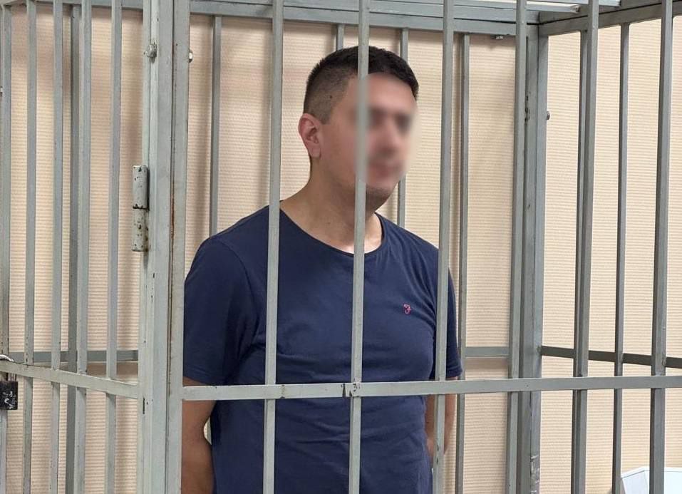 В Калининграде взяли под стражу обвиняемого в госизмене и спонсировании Украины По версии следствия, в феврале 2025 года он, находясь в Киеве, перевёл на счёт фонда Нацбанка Украины 120 тысяч гривен, или 289 тысяч рублей. С этого счёта, как уточнили в Калининградском областном суде, финансируется деятельность вооружённых сил Украины, направленная против безопасности России. В обосновании ходатайства о заключении под стражу следователь указал, что у обвиняемого нет постоянного места жительства и регистрации в России, он может скрыться или оказать давление на свидетелей. Постановление не вступило в законную силу. Фото: Telegram-канал Калининградского областного суда КАСКАД Прислать новоcть