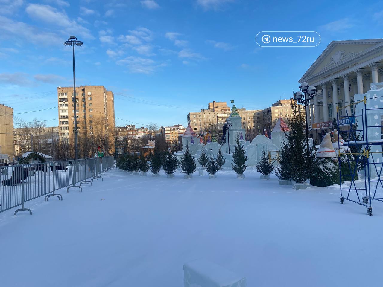 На площади 400-летия Тюмени возводят ледяной городок. Уже стоят ворота, а рядом с ними милые гномы.