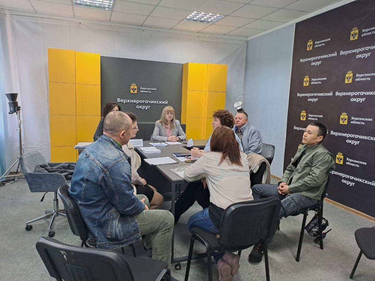 В Верхнерогачикском округе обсудили вопросы защиты прав и интересов несовершеннолетних 15 мая 2025 года состоялось очередное заседание комиссии по делам несовершеннолетних и защите их прав в Верхнерогачикском муниципальном округе. В ходе заседания были рассмотрены актуальные вопросы: Организация досуговой занятости и трудоустройство несовершеннолетних как эффективные меры профилактики противоправного поведения. Укрепление межведомственного взаимодействия учреждений системы профилактики безнадзорности и правонарушений несовершеннолетних с целью предотвращения жестокого обращения и насилия в отношении детей, а также раннего выявления семейного неблагополучия. Кроме того, комиссия рассмотрела дело о правонарушении, совершенном несовершеннолетними, и приняла соответствующее решение в рамках своей компетенции. Работа комиссии по делам несовершеннолетних направлена на обеспечение благополучия и защиты прав каждого ребенка в Верхнерогачикском муниципальном округе. Актуальные новости Херсонской области.