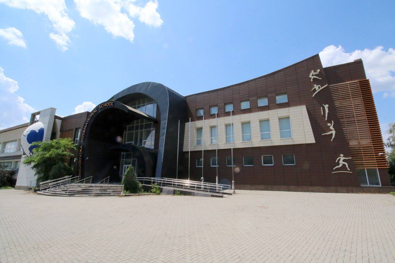 Григорьевская школа в Донецке станет площадкой для обучения одарённых детей Здание было построено в 2014 году и все эти годы простаивало. Кроме этого, один из блоков был поврежден при обстреле ВСУ, рассказал вице-премьер ДНР Андрей Чертков. Он отметил, что школу запустят в партнерстве с федеральный образовательным центром "Сириус" уже в 2026 году. Там будут учиться и развиваться по специальным программам талантливые и одаренные дети со всей Республики. Напомним, о создании центра для одаренных детей на базе Григорьевской школы Глава ДНР Денис Пушилин ранее договорился с руководителем центра "Сириус" Еленой Шмелевой. В ходе встречи в январе было принято решение о включении учреждения в программу "Школы - ассоциированные партнёры Сириуса" с организацией профильных классов и специальных образовательных программ для одарённых детей. Фото: телеграм-канал Андрея Черткова