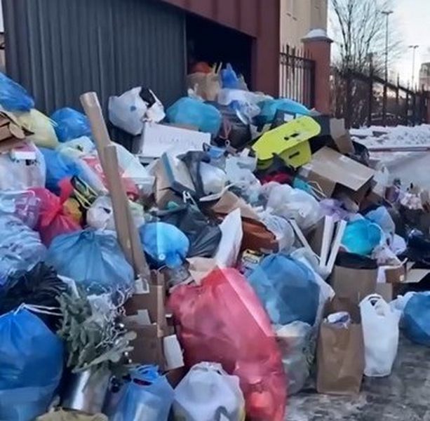 Элитный дом завалил мусором музей в Калининграде Гуляющие по набережной Нижнего пруда вынуждены наблюдать горы пакетов коробок пластиковых бутылок которые вывались из контейнеров и свободно распространяются по территории у Историко художественного музея Земля с замусоренной площадкой находится в частной собственности и примыкает к комплексу с квартирами премиум класса Судя по объявлениям небольшую 1 комнатную в Росгартене можно купить минимум за 15 млн рублей Как пишет Клопс отходы у элитного ЖК не убирают неделями мусоровоз никак не может доехать до объекта Хотя Региональный оператор по обращению с отходами ЕСОО судя по публикации знает о проблеме Источник