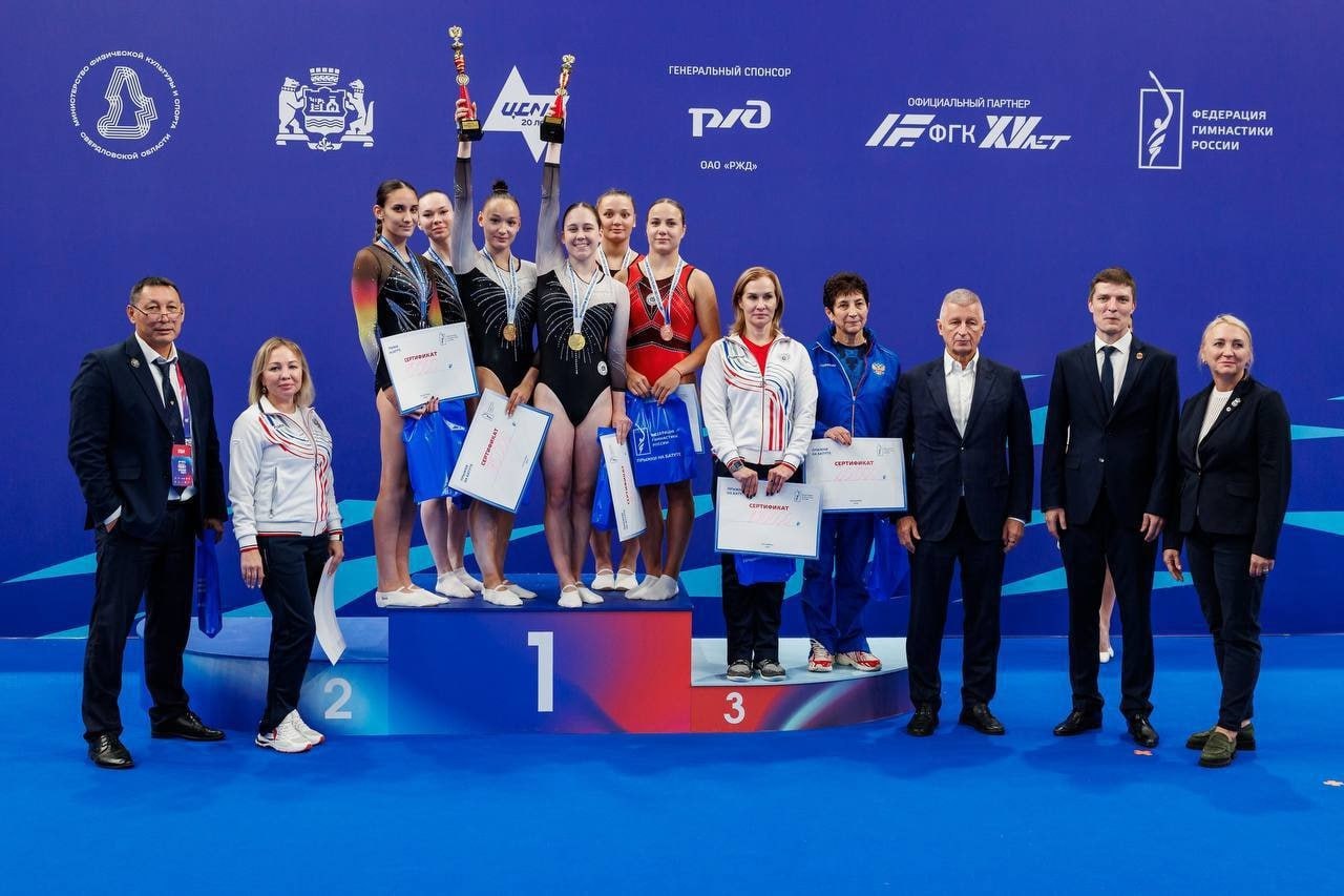 Спортсмены Комсомольска завоевали медали на чемпионате России по прыжкам на батуте В Екатеринбурге завершился чемпионат России по прыжкам на батуте в котором приняли участие спортсмены из разных регионов страны Комсомольск на Амуре был представлен воспитанниками местной спортивной школы и их выступления принесли городу новые награды Анна Епифанова и Алёна Калашникова стали серебряными призёрами в синхронных прыжках Их программа была выполнена слаженно и получила высокие оценки судейской коллегии Этот результат позволил спортсменкам закрепиться в числе лидеров национальных соревнований и подтвердить высокий уровень подготовки В личных выступлениях отличился Артём Голбан Он завоевал бронзовую медаль в возрастной категории 15 16 лет показав уверенное исполнение и стабильность в сложных элементах программы Тренер Александр Дмитриевич Коноштаров отметил что участие в чемпионате России стало важным этапом для его воспитанников Спортсмены смогли проявить себя в конкурентной борьбе и показать что уровень подготовки в Комсомольске на Амуре позволяет достойно представлять город на крупнейших соревнованиях страны Подписаться на KOMSAGRAM Прислать новость