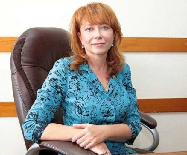 Глава Кемеровского района Кемеровской области Марина Коляденко задержана по подозрению в злоупотреблении должностными полномочиями.  Также были задержаны заместитель директора по экономике и финансам Павел Стариков и заместитель директора по коммерческим вопросам компании «Кемеровский ДСК» Александр Турбаба.