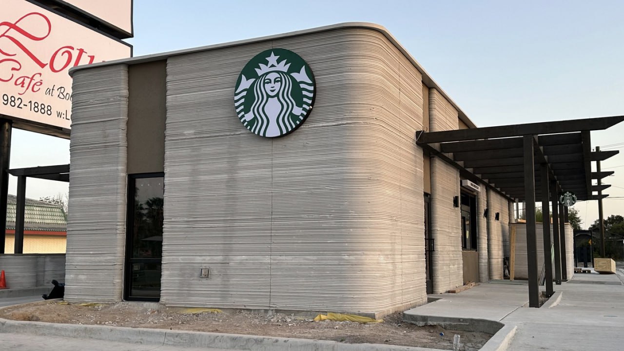 В Техасе Starbucks распечатала на строительном 3D-принтере здание для своего кафе В техасском городе Браунсвилль Starbucks распечатала на строительном 3D-принтере здание для своего кафе. Это первый опыт использования 3D-печати в строительстве для сети кофеен Starbucks. Если здание окажется удобным в эксплуатации, то компания будет чаще использовать похожие технологии. 1 DevHub