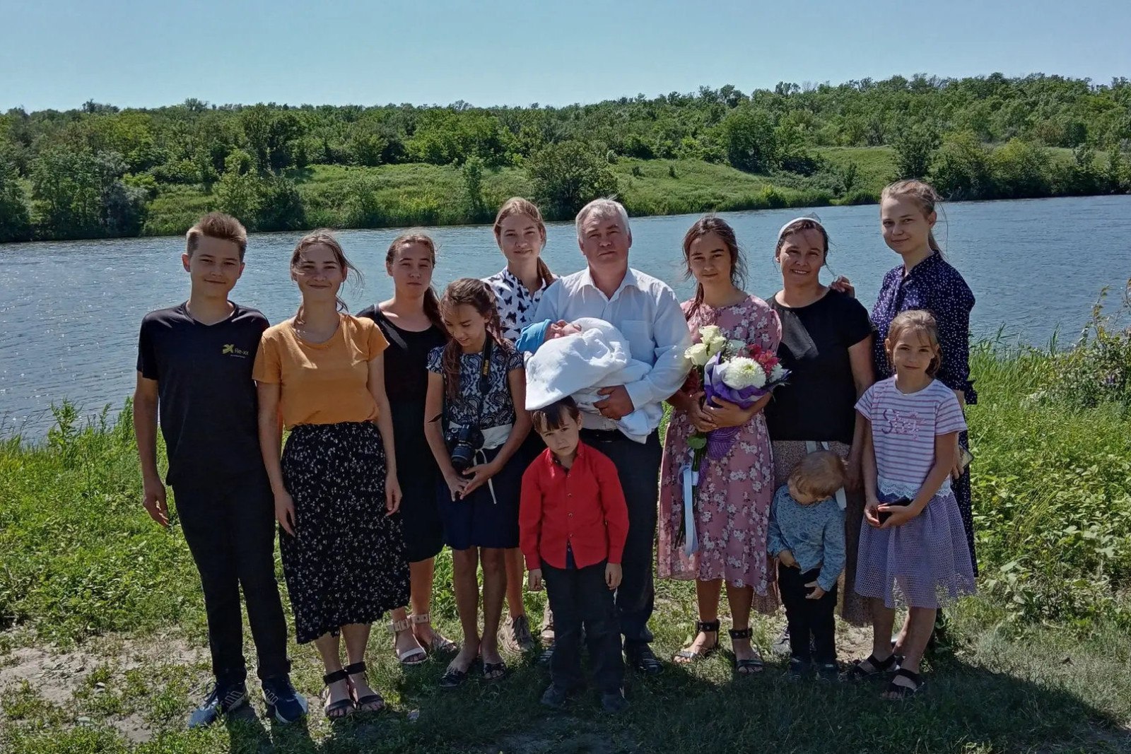 Звания Мать героиня присвоено жительнице Новошахтинска Евгении Анатольевне Носовой Вместе с супругом Виталием Алексеевичем они воспитывают 11 детей Женщина стала четвертой жительницей Ростовской области которая удостоена этого почетного звания Супруги в браке почти 30 лет сообщает правительство Ростовской области В каждом ребенке мать и отец открывают творческую личность не забывая о скромности и уважении к старшим В 2014 году семью наградили почетным дипломом губернатора За заслуги в воспитании детей Фото правительство Ростовской области Вести Дон Telegram MAX