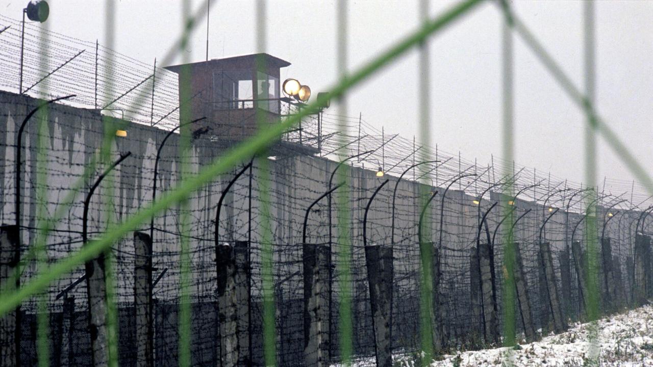 Минюст предложил запретить осужденным за экстремизм переводиться в колонии рядом со своими родственниками Комиссия правительства по законопроектной деятельности одобрила инициативу Минюста об исключении возможности для осужденных по экстремистским статьям и иностранцам переводиться в колонии в регион, где живут их родственники, сообщает РБК. Сейчас переводиться ближе к родственникам запрещено осужденным за особо тяжкие преступления перечислены в Уголовно-исполнительном кодексе , а также осужденным, в отношении которых есть данные о приверженности идеологии терроризма, распространении такой идеологии и оказании влияния на других заключенных. Такие заключенные отбывают срок в местах, которые определяет ФСИН. Минюст предлагает добавить в этот перечень также тех, кто является приверженцем идеологии экстремизма, иностранцев и лиц без гражданства. Таким образом, запрет будет распространяться на всех людей, внесенных в реестр террористов и экстремистов, пишет РБК. В пояснительной записке к законопроекту говорится, что инициатива направлена на пресечение распространения экстремистской и террористической идеологии в исправительных учреждениях. В письме уполномоченного по правам человека Татьяны Москальковой сообщается, что законопроект «рассмотрен и концептуально поддерживается». У Генпрокуратуры «возражений концептуального характера» не возникло. Институт законодательства и сравнительного правоведения при правительстве отметил, что норма об иностранцах и лицах без гражданства «не в полной мере» согласуется с Конституцией, статья 19 которой гарантирует равенство прав и свобод человека и гражданина независимо от пола, расы, национальности и так далее
