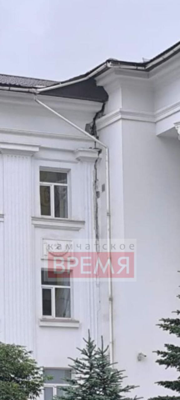 Землетрясение оставило следы на одном из красивейших зданий Петропавловска - краевого гражданского суда. Трещина прошла по фасаду здания.