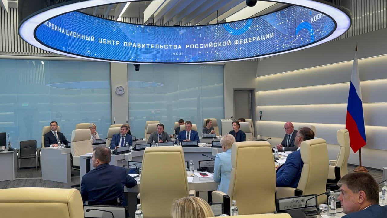 Чибис предложил тиражировать опыт Мурманской области по спортивной реабилитации участников СВО на всю страну Инициативу поддержал вице-премьер Дмитрий Чернышенко. Об этом глава Кольского Заполярья рассказал по итогам заседания профильной межведомственной комиссии, прошедшей в координационном центре правительства России. "Представили на заседании межведомственной комиссии наш уникальный проект — Духовный реабилитационно-спортивный центр. Это комплексная площадка, где бойцы получают духовную, медицинскую и спортивную реабилитацию, занимаются с семьями, участвуют в патриотических турнирах, семинарах, мастер-классах и занятиях по тактической медицине", — сообщил губернатор. Фото: Губернатор Чибис/ ТГ Подпишись — Вести Мурман