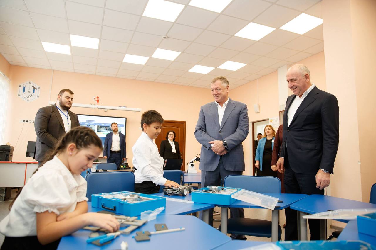 Вместе с Заместителем Председателя Правительства РФ Маратом Хуснуллиным посетили Центр выявления поддержки и развития способностей и талантов у детей и молодежи КЧР Спутник который находится в самом сердце нового микрорайона Спутник создан по образцу знаменитого федерального центра Сириус и является важнейшим элементом инфраструктуры микрорайона Северный Мы осмотрели музейный комплекс и шахматную гостиную Побывали в центре цифрового образования IT КУБ КЧР Юные инженеры занимающиеся робототехникой наглядно продемонстрировали свои проекты Оценили спортивную подготовку ребят на тренировках по тхэквондо и футболу И посетили кампус где живут и учатся талантливые школьники из всех районов Карачаево Черкесии Марат Шакирзянович оставил напутствие для всех воспитанников Центра на стенде Приветственная зона Сегодня в Спутнике реализуются 64 образовательные программы по самым востребованным направлениям Важно подчеркнуть что за время работы Центра его мероприятиями охвачены уже более 20 тыс учащихся со всех уголков Карачаево Черкесии Смотря на этих ребят увлеченных с горящими глазами верю будущее республики в надежных руках Подписывайтесь на МАХ