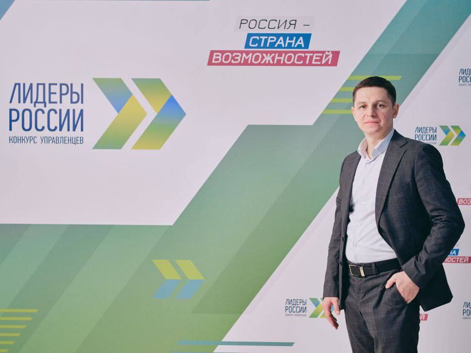 Генеральным директором Корпорации развития Республики Алтай назначен Ильнур Сираев суперфиналист конкурса управленцев Лидеры России Его наставником в рамках конкурса был глава региона Андрей Турчак Ильнур Сираев обладает значительным управленческим опытом в сфере госуправления и цифровизации бизнеса отметил Турчак Ранее он занимал руководящие посты в Гарантийном фонде Татарстана и в ОЭЗ Иннополис Среди его компетенций разработка антикризисных мер поддержки предпринимательства внедрение цифровых платформ и реализация стратегий по улучшению инвестиционного климата Приоритетные направления работы Корпорации под новым руководством 1 Системное улучшение инвестиционного климата региона 2 Привлечение инвесторов для реализации социально значимых проектов создание рабочих мест развитие инфраструктуры рост налоговых поступлений 3 Развитие сектора креативных индустрий и поддержка творческого бизнес сообщества Первые результаты деятельности и план работы Корпорации на 2026 год будут заслушаны на ближайшем заседании республиканского правительства Напомним Корпорация развития РА была создана в марте 2025 года её возглавлял Антон Шулепов а затем Октябрина Хамнаева