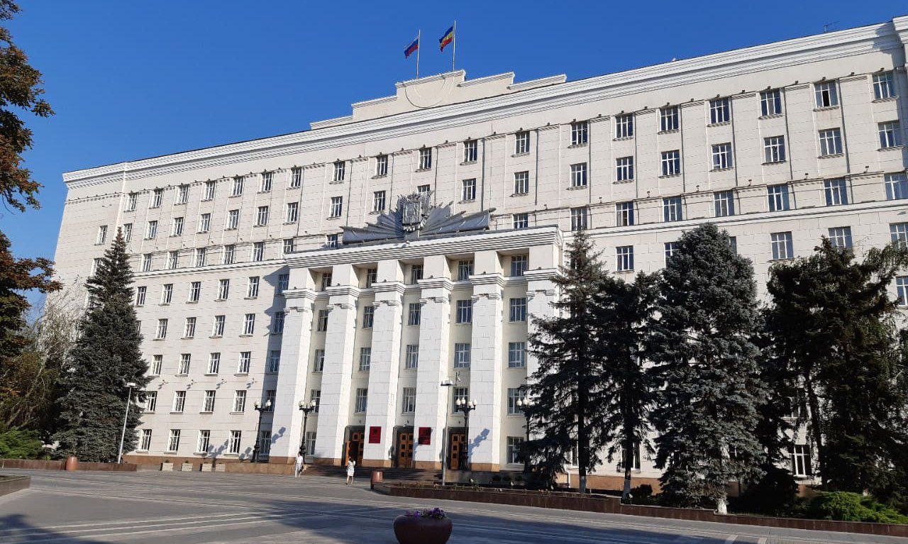 В Ростовской области перестановки в региональном Правительстве Сегодня назначил Олесю Старжинскую своим заместителем Ранее она занимала руководящие посты в РостГМУ В правительстве Олеся Борисовна будет курировать здравоохранение сферу труда и социального развития а также Управление ЗАГС и службу занятости населения Министерство имущественных и земельных отношений финансового оздоровления предприятий организаций Ростовской области возглавил Кирилл Андреевич Баранчук имеющий значительный опыт в этой сфере Кроме того заместителем министра здравоохранения исполняющим обязанности главы министерства назначен Наири Бабикович Варданян ранее возглавлявший одну из городских поликлиник написал Юрий Борисович